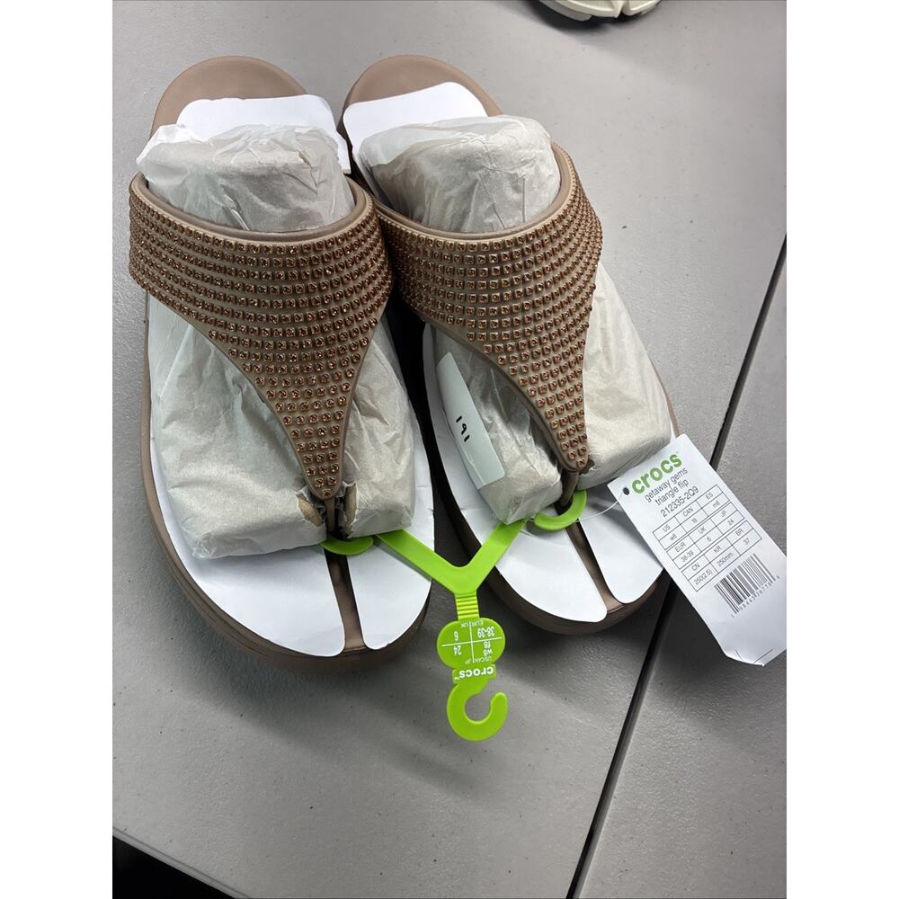 Crocs Getaway Gems Triangle Flip, Color Latte Size W8 212335-2Q9 New With Tags